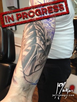 Prima seduta Tatuaggio biomeccanico a colori a tutta manica. Parti metalliche azzurre come scocca esterna con inserti meccanici che formano una sorta di spina dorsale all’interno del braccio e una sorta di cassa toracica all’interno dell’avambraccio. Realizzato magistralmente da Jerry Magni, miglior tatuatore, Bergamo, Milano, Brescia, Piacenza, Lecco, Como, Italia, Lombardia, provincia, Lugano.
