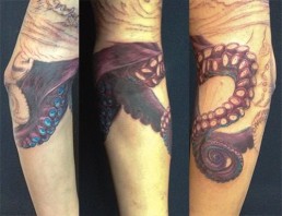 Prima seduta tatuaggio a colori a tutta manica a tema marino, Nettuno, l’antico dio della mitologia greco romana, combatte nel mare con un polipo rosso gigante. Vediamo la scena sia sopra che sotto il mare dove i tentacoli della piovra si avvolgono sul braccio. Il tatuaggio è racchiuso da un elegante decorazione geometrica sia sull’avambraccio che sulla spalla. Il tutto eseguito magistralmente dal miglior tatuatore Jerry Magni, Bergamo, Milano, Piacenza, Brescia, Lugano, Lecco, Como