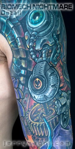 dettaglio Copertura vecchio tatuaggio con biomeccanico a colori a tutta manica. Tubi metallici lucidati e arrugginiti, parti meccaniche, parti aliene, forme astratte, colori violacei, gialli e rossi. Realizzato magistralmente da Jerry Magni, miglior tatuatore, Bergamo, Milano, Brescia, Piacenza, Lecco, Como, Italia, Lombardia, provincia, Lugano.