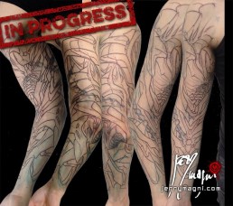 prima seduta Tatuaggio biomeccanico a colori a tutta manica. colori viola, arancione, giallo. Parti meccaniche aliene si intersecano sul braccio con luci gialle provenienti dall’interno. Realizzato da Jerry Magni, miglior tatuatore, Bergamo, Milano, Brescia, Piacenza, Lecco, Como, Italia, Lombardia, provincia, Lugano.