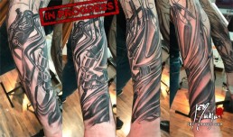 seconda seduta Tatuaggio biomeccanico a colori a tutta manica. colori marrone, verde, bianco. Parti meccaniche aliene si intersecano sul braccio con luci verdi provenienti dall’interno. Realizzato magistralmente da Jerry Magni, miglior tatuatore, Bergamo, Milano, Brescia, Piacenza, Lecco, Como, Italia, Lombardia, provincia, Lugano.