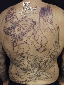 seconda seduta Tatuaggio a colori a tutta schiena ispirato alle opere di Frank Frazetta e al mito di Andromeda. In primo piano un mostro verde tentacolare che ha imprigionato e incatenato Andromeda, una bellissima ragazza nuda, a una rupe. Dietro di loro un enorme cavallo impennato cavalcato da un cavaliere con la maschera di  darksiders. Sullo sfondo dai fume della bataglia vediamo un castello in lontananza. Realizzato da Jerry Magni, miglior tatuatore, Bergamo, Milano, Brescia, Piacenza, Lecco, Como, Italia, Lombardia, provincia, Lugano.