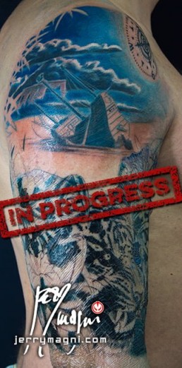 Seconda seduta Tatuaggio a colori su intera manica. Sulla spalla una spiaggia di notte con un Galeone naufragato, una tigre spunta dai cespugli di fiori di ibisco, all’interno del braccio una medusa. Sull’avambraccio uno scorpione tra le foglie, più in basso un serpente corallo e delle rose del deserto. eseguito in modo magistrale da Jerry Magni, miglior tatuatore Bergamo, Milano, Lugano, Lecco, Como, Brescia, Lombardia provincia.