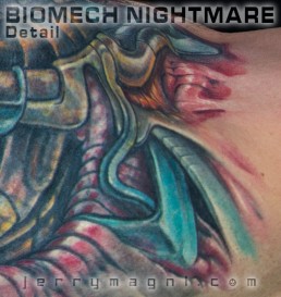 dettaglio Copertura vecchio tatuaggio con biomeccanico a colori a tutta manica. Tubi metallici lucidati e arrugginiti, parti meccaniche, parti aliene, forme astratte, colori violacei, gialli e rossi. Realizzato magistralmente da Jerry Magni, miglior tatuatore, Bergamo, Milano, Brescia, Piacenza, Lecco, Como, Italia, Lombardia, provincia, Lugano.
