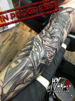 Seconda seduta Tatuaggio biomeccanico a colori a tutta manica. Parti metalliche azzurre come scocca esterna con inserti meccanici che formano una sorta di spina dorsale all’interno del braccio e una sorta di cassa toracica all’interno dell’avambraccio. Realizzato magistralmente da Jerry Magni, miglior tatuatore, Bergamo, Milano, Brescia, Piacenza, Lecco, Como, Italia, Lombardia, provincia, Lugano.
