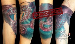 Terza seduta tatuaggio a colori a tutta manica a tema marino, Nettuno, l’antico dio della mitologia greco romana, combatte nel mare con un polipo rosso gigante. Vediamo la scena sia sopra che sotto il mare dove i tentacoli della piovra si avvolgono sul braccio. Il tatuaggio è racchiuso da un elegante decorazione geometrica sia sull’avambraccio che sulla spalla. Il tutto eseguito magistralmente dal miglior tatuatore Jerry Magni, Bergamo, Milano, Piacenza, Brescia, Lugano, Lecco, Como