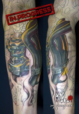 terza seduta Tatuaggio biomeccanico a colori a tutta manica. Inserti metallici nella carne, tubi e artigli. Opera di Jerry Magni, miglior tatuatore, Bergamo, Milano, Lugano, provincia.