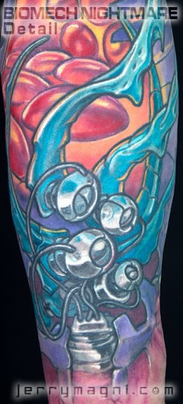 dettaglio Copertura vecchio tatuaggio con biomeccanico a colori a tutta manica. Tubi metallici lucidati e arrugginiti, parti meccaniche, parti aliene, forme astratte, colori violacei, gialli e rossi. Realizzato magistralmente da Jerry Magni, miglior tatuatore, Bergamo, Milano, Brescia, Piacenza, Lecco, Como, Italia, Lombardia, provincia, Lugano.