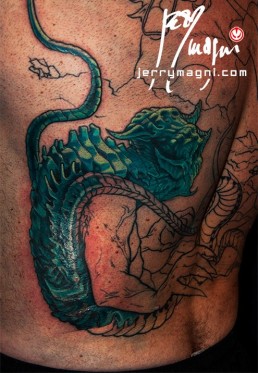 terza seduta Tatuaggio a colori a tutta schiena ispirato alle opere di Frank Frazetta e al mito di Andromeda. In primo piano un mostro verde tentacolare che ha imprigionato e incatenato Andromeda, una bellissima ragazza nuda, a una rupe. Dietro di loro un enorme cavallo impennato cavalcato da un cavaliere con la maschera di  darksiders. Sullo sfondo dai fume della bataglia vediamo un castello in lontananza. Realizzato da Jerry Magni, miglior tatuatore, Bergamo, Milano, Brescia, Piacenza, Lecco, Como, Italia, Lombardia, provincia, Lugano.