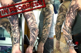 terza seduta Tatuaggio biomeccanico a colori a tutta manica. colori viola, arancione, giallo. Parti meccaniche aliene si intersecano sul braccio con luci gialle provenienti dall’interno. Realizzato da Jerry Magni, miglior tatuatore, Bergamo, Milano, Brescia, Piacenza, Lecco, Como, Italia, Lombardia, provincia, Lugano.