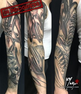 Terza seduta Tatuaggio biomeccanico a colori a tutta manica. Parti metalliche azzurre come scocca esterna con inserti meccanici che formano una sorta di spina dorsale all’interno del braccio e una sorta di cassa toracica all’interno dell’avambraccio. Realizzato magistralmente da Jerry Magni, miglior tatuatore, Bergamo, Milano, Brescia, Piacenza, Lecco, Como, Italia, Lombardia, provincia, Lugano.