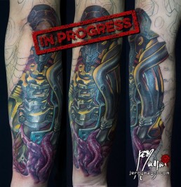 Quarta seduta Tatuaggio biomeccanico a colori a tutta manica. Inserti metallici nella carne, tubi e artigli. Opera di Jerry Magni, miglior tatuatore, Bergamo, Milano, Lugano, provincia.