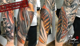 Quarta seduta Tatuaggio biomeccanico a colori a tutta manica. Parti metalliche azzurre come scocca esterna con inserti meccanici che formano una sorta di spina dorsale all’interno del braccio e una sorta di cassa toracica all’interno dell’avambraccio. Realizzato magistralmente da Jerry Magni, miglior tatuatore, Bergamo, Milano, Brescia, Piacenza, Lecco, Como, Italia, Lombardia, provincia, Lugano.
