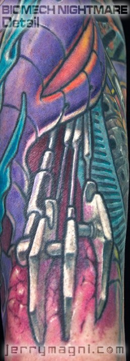 dettaglio Copertura vecchio tatuaggio con biomeccanico a colori a tutta manica. Tubi metallici lucidati e arrugginiti, parti meccaniche, parti aliene, forme astratte, colori violacei, gialli e rossi. Realizzato magistralmente da Jerry Magni, miglior tatuatore, Bergamo, Milano, Brescia, Piacenza, Lecco, Como, Italia, Lombardia, provincia, Lugano.