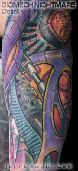dettaglio Copertura vecchio tatuaggio con biomeccanico a colori a tutta manica. Tubi metallici lucidati e arrugginiti, parti meccaniche, parti aliene, forme astratte, colori violacei, gialli e rossi. Realizzato magistralmente da Jerry Magni, miglior tatuatore, Bergamo, Milano, Brescia, Piacenza, Lecco, Como, Italia, Lombardia, provincia, Lugano.