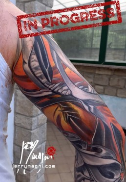 Quinta seduta Tatuaggio biomeccanico a colori a tutta manica. Parti metalliche azzurre come scocca esterna con inserti meccanici che formano una sorta di spina dorsale all’interno del braccio e una sorta di cassa toracica all’interno dell’avambraccio. Realizzato magistralmente da Jerry Magni, miglior tatuatore, Bergamo, Milano, Brescia, Piacenza, Lecco, Como, Italia, Lombardia, provincia, Lugano.