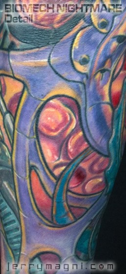 dettaglio Copertura vecchio tatuaggio con biomeccanico a colori a tutta manica. Tubi metallici lucidati e arrugginiti, parti meccaniche, parti aliene, forme astratte, colori violacei, gialli e rossi. Realizzato magistralmente da Jerry Magni, miglior tatuatore, Bergamo, Milano, Brescia, Piacenza, Lecco, Como, Italia, Lombardia, provincia, Lugano.