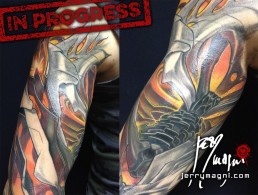 sesta seduta Tatuaggio biomeccanico a colori a tutta manica. colori viola, arancione, giallo. Parti meccaniche aliene si intersecano sul braccio con luci gialle provenienti dall’interno. Realizzato da Jerry Magni, miglior tatuatore, Bergamo, Milano, Brescia, Piacenza, Lecco, Como, Italia, Lombardia, provincia, Lugano.