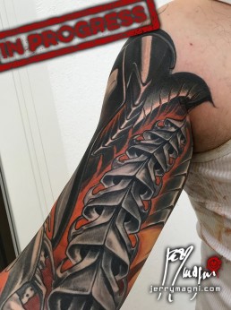 Sesta seduta Tatuaggio biomeccanico a colori a tutta manica. Parti metalliche azzurre come scocca esterna con inserti meccanici che formano una sorta di spina dorsale all’interno del braccio e una sorta di cassa toracica all’interno dell’avambraccio. Realizzato magistralmente da Jerry Magni, miglior tatuatore, Bergamo, Milano, Brescia, Piacenza, Lecco, Como, Italia, Lombardia, provincia, Lugano.