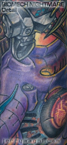 dettaglio Copertura vecchio tatuaggio con biomeccanico a colori a tutta manica. Tubi metallici lucidati e arrugginiti, parti meccaniche, parti aliene, forme astratte, colori violacei, gialli e rossi. Realizzato magistralmente da Jerry Magni, miglior tatuatore, Bergamo, Milano, Brescia, Piacenza, Lecco, Como, Italia, Lombardia, provincia, Lugano.
