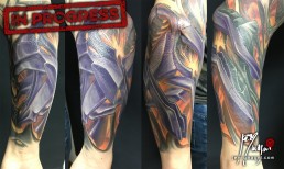 settima seduta Tatuaggio biomeccanico a colori a tutta manica. colori viola, arancione, giallo. Parti meccaniche aliene si intersecano sul braccio con luci gialle provenienti dall’interno. Realizzato da Jerry Magni, miglior tatuatore, Bergamo, Milano, Brescia, Piacenza, Lecco, Como, Italia, Lombardia, provincia, Lugano.
