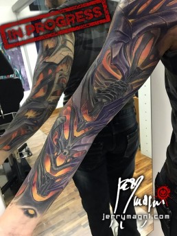 ottava seduta Tatuaggio biomeccanico a colori a tutta manica. colori viola, arancione, giallo. Parti meccaniche aliene si intersecano sul braccio con luci gialle provenienti dall’interno. Realizzato da Jerry Magni, miglior tatuatore, Bergamo, Milano, Brescia, Piacenza, Lecco, Como, Italia, Lombardia, provincia, Lugano.
