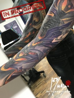 nona seduta Tatuaggio biomeccanico a colori a tutta manica. colori viola, arancione, giallo. Parti meccaniche aliene si intersecano sul braccio con luci gialle provenienti dall’interno. Realizzato da Jerry Magni, miglior tatuatore, Bergamo, Milano, Brescia, Piacenza, Lecco, Como, Italia, Lombardia, provincia, Lugano.