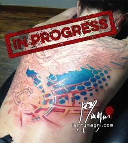 Prima seduta Tatuaggio a colori a tutta schiena di gufo che vola tenendo tra le zampe una lanterna e al collo una corda con una chiave appesa. Sullo sfondo la luna piena e delle decorazioni grafiche. Realizzato magistralmente da Jerry Magni, miglior tatuatore, Bergamo, Milano, Brescia, Piacenza, Lecco, Como, Italia, Lombardia, provincia, Lugano.