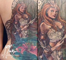 decima seduta Copertura vecchio tatuaggio e sviluppo nuovo tatuaggio a tutta schiena con Anfitrite, dea della mitologia greca, che emerge dalle acque. Indossa un’armatura sexy, ha capelli fluenti che circondano l’immagine in cui vediamo anche tue colibrì che volano su un giglio rosa. Dietro alla dea una decorazione ispirata alle opere di Mucha. Realizzato da Jerry Magni, miglior tatuatore, Bergamo, Milano, Brescia, Piacenza, Lecco, Como, Italia, Lombardia, provincia, Lugano.
