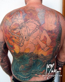decima seduta Tatuaggio a colori a tutta schiena ispirato alle opere di Frank Frazetta e al mito di Andromeda. In primo piano un mostro verde tentacolare che ha imprigionato e incatenato Andromeda, una bellissima ragazza nuda, a una rupe. Dietro di loro un enorme cavallo impennato cavalcato da un cavaliere con la maschera di  darksiders. Sullo sfondo dai fume della bataglia vediamo un castello in lontananza. Realizzato da Jerry Magni, miglior tatuatore, Bergamo, Milano, Brescia, Piacenza, Lecco, Como, Italia, Lombardia, provincia, Lugano.