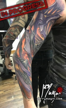 decima seduta Tatuaggio biomeccanico a colori a tutta manica. colori viola, arancione, giallo. Parti meccaniche aliene si intersecano sul braccio con luci gialle provenienti dall’interno. Realizzato da Jerry Magni, miglior tatuatore, Bergamo, Milano, Brescia, Piacenza, Lecco, Como, Italia, Lombardia, provincia, Lugano.