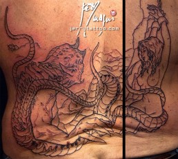 prima seduta Tatuaggio a colori a tutta schiena ispirato alle opere di Frank Frazetta e al mito di Andromeda. In primo piano un mostro verde tentacolare che ha imprigionato e incatenato Andromeda, una bellissima ragazza nuda, a una rupe. Dietro di loro un enorme cavallo impennato cavalcato da un cavaliere con la maschera di  darksiders. Sullo sfondo dai fume della bataglia vediamo un castello in lontananza. Realizzato da Jerry Magni, miglior tatuatore, Bergamo, Milano, Brescia, Piacenza, Lecco, Como, Italia, Lombardia, provincia, Lugano.