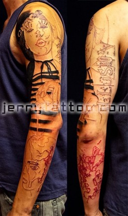 Prima seduta Tatuaggio trash polka a tutta manica con donna pagliaccio su spalla, macchie, testa di manichino su cui cola del sangue tenuto dalla donna, delle monete norvegesi delle macchie e delle scritte. Realizzato in modo spettacolare da Jerry Magni, miglior tatuatore, Bergamo, Milano, Lugano, Brescia, Como, Lecco.