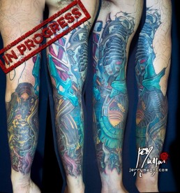 Decima seduta Tatuaggio biomeccanico a colori a tutta manica. Inserti metallici nella carne, tubi e artigli. Opera di Jerry Magni, miglior tatuatore, Bergamo, Milano, Lugano, provincia.