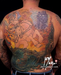 undicesima seduta Tatuaggio a colori a tutta schiena ispirato alle opere di Frank Frazetta e al mito di Andromeda. In primo piano un mostro verde tentacolare che ha imprigionato e incatenato Andromeda, una bellissima ragazza nuda, a una rupe. Dietro di loro un enorme cavallo impennato cavalcato da un cavaliere con la maschera di  darksiders. Sullo sfondo dai fume della bataglia vediamo un castello in lontananza. Realizzato da Jerry Magni, miglior tatuatore, Bergamo, Milano, Brescia, Piacenza, Lecco, Como, Italia, Lombardia, provincia, Lugano.