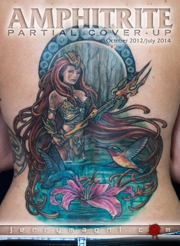 Copertura vecchio tatuaggio e sviluppo nuovo tatuaggio a tutta schiena con Anfitrite, dea della mitologia greca, che emerge dalle acque. Indossa un’armatura sexy, ha capelli fluenti che circondano l’immagine in cui vediamo anche tue colibrì che volano su un giglio rosa. Dietro alla dea una decorazione ispirata alle opere di Mucha. Realizzato da Jerry Magni, miglior tatuatore, Bergamo, Milano, Brescia, Piacenza, Lecco, Como, Italia, Lombardia, provincia, Lugano.