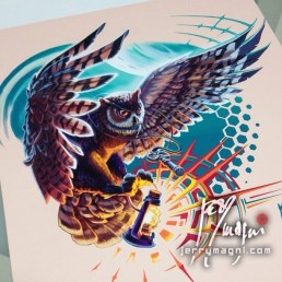Disegno Tatuaggio a colori a tutta schiena di gufo che vola tenendo tra le zampe una lanterna e al collo una corda con una chiave appesa. Sullo sfondo la luna piena e delle decorazioni grafiche. Realizzato magistralmente da Jerry Magni, miglior tatuatore, Bergamo, Milano, Brescia, Piacenza, Lecco, Como, Italia, Lombardia, provincia, Lugano.