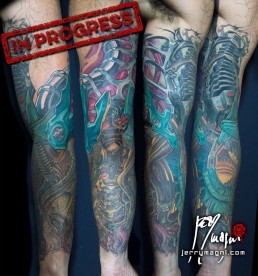 Dodicesima seduta Tatuaggio biomeccanico a colori a tutta manica. Inserti metallici nella carne, tubi e artigli. Opera di Jerry Magni, miglior tatuatore, Bergamo, Milano, Lugano, provincia.