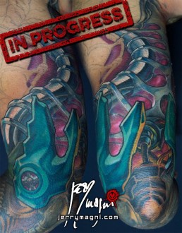 dettaglio della dodicesima seduta Tatuaggio biomeccanico a colori a tutta manica. Inserti metallici nella carne, tubi e artigli. Opera di Jerry Magni, miglior tatuatore, Bergamo, Milano, Lugano, provincia.