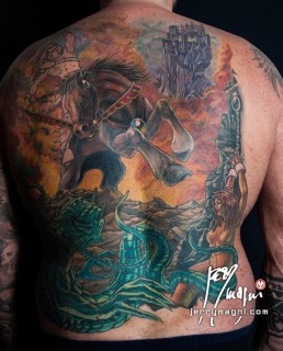 tredicesima seduta Tatuaggio a colori a tutta schiena ispirato alle opere di Frank Frazetta e al mito di Andromeda. In primo piano un mostro verde tentacolare che ha imprigionato e incatenato Andromeda, una bellissima ragazza nuda, a una rupe. Dietro di loro un enorme cavallo impennato cavalcato da un cavaliere con la maschera di  darksiders. Sullo sfondo dai fume della bataglia vediamo un castello in lontananza. Realizzato da Jerry Magni, miglior tatuatore, Bergamo, Milano, Brescia, Piacenza, Lecco, Como, Italia, Lombardia, provincia, Lugano.