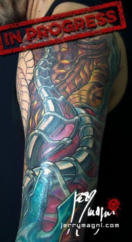 Tredicesima seduta Tatuaggio biomeccanico a colori a tutta manica. Inserti metallici nella carne, tubi e artigli. Opera di Jerry Magni, miglior tatuatore, Bergamo, Milano, Lugano, provincia.