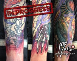 quattordicesima seduta Copertura vecchio tatuaggio con biomeccanico a colori a tutta manica. Tubi metallici lucidati e arrugginiti, parti meccaniche, parti aliene, forme astratte, colori violacei, gialli e rossi. Realizzato magistralmente da Jerry Magni, miglior tatuatore, Bergamo, Milano, Brescia, Piacenza, Lecco, Como, Italia, Lombardia, provincia, Lugano.