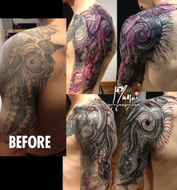 seconda seduta Copertura vecchio tatuaggio con biomeccanico a colori a tutta manica. Tubi metallici lucidati e arrugginiti, parti meccaniche, parti aliene, forme astratte, colori violacei, gialli e rossi. Realizzato magistralmente da Jerry Magni, miglior tatuatore, Bergamo, Milano, Brescia, Piacenza, Lecco, Como, Italia, Lombardia, provincia, Lugano.