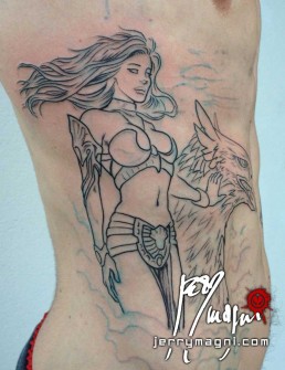 prima seduta Tatuaggio su fianco con la dea della mitologia greco romana, Era, moglie di Zeus, carezza un grifone in fianco a lei. Sono in alto vediamo le nuvole, lei è bellissima e sexy. Opera realizzata magistralmente da Jerry Magni, miglior tatuatore, Bergamo, Milano, Brescia, Piacenza, Italia, Lombardia, provincia, Lugano.