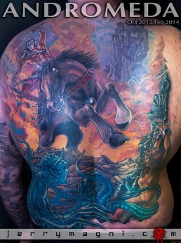 Tatuaggio a colori a tutta schiena ispirato alle opere di Frank Frazetta e al mito di Andromeda. In primo piano un mostro verde tentacolare che ha imprigionato e incatenato Andromeda, una bellissima ragazza nuda, a una rupe. Dietro di loro un enorme cavallo impennato cavalcato da un cavaliere con la maschera di  darksiders. Sullo sfondo dai fume della bataglia vediamo un castello in lontananza. Realizzato da Jerry Magni, miglior tatuatore, Bergamo, Milano, Brescia, Piacenza, Lecco, Como, Italia, Lombardia, provincia, Lugano.