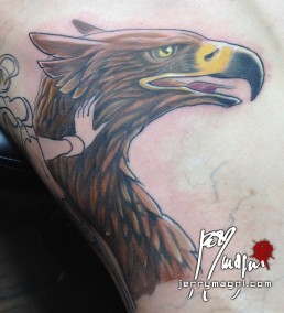 Seconda seduta Tatuaggio su fianco con la dea della mitologia greco romana, Era, moglie di Zeus, carezza un grifone in fianco a lei. Sono in alto vediamo le nuvole, lei è bellissima e sexy. Opera realizzata magistralmente da Jerry Magni, miglior tatuatore, Bergamo, Milano, Brescia, Piacenza, Italia, Lombardia, provincia, Lugano.