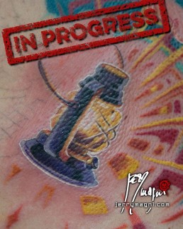 Dettaglio seconda seduta Tatuaggio a colori a tutta schiena di gufo che vola tenendo tra le zampe una lanterna e al collo una corda con una chiave appesa. Sullo sfondo la luna piena e delle decorazioni grafiche. Realizzato magistralmente da Jerry Magni, miglior tatuatore, Bergamo, Milano, Brescia, Piacenza, Lecco, Como, Italia, Lombardia, provincia, Lugano.