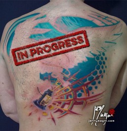 Seconda seduta Tatuaggio a colori a tutta schiena di gufo che vola tenendo tra le zampe una lanterna e al collo una corda con una chiave appesa. Sullo sfondo la luna piena e delle decorazioni grafiche. Realizzato magistralmente da Jerry Magni, miglior tatuatore, Bergamo, Milano, Brescia, Piacenza, Lecco, Como, Italia, Lombardia, provincia, Lugano.