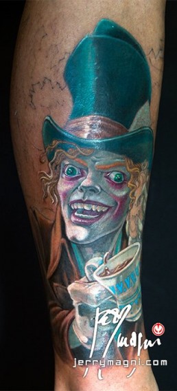 Seconda seduta Tatuaggio stile cartoon con colorazione realistica ispirato ad Alice nel paese delle meraviglie, Il cappllaio matto con la tazza di te, bianconiglio con orologio sullo sfondo un albero con lo stregatto tra le foglie. Realizzato in modo spettacolare da Jerry Magni, miglior tatuatore, Bergamo, Milano, Lugano, Brescia, Como, Lecco.