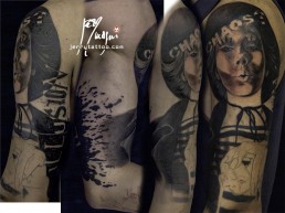 Seconda seduta Tatuaggio trash polka a tutta manica con donna pagliaccio su spalla, macchie, testa di manichino su cui cola del sangue tenuto dalla donna, delle monete norvegesi delle macchie e delle scritte. Realizzato in modo spettacolare da Jerry Magni, miglior tatuatore, Bergamo, Milano, Lugano, Brescia, Como, Lecco.